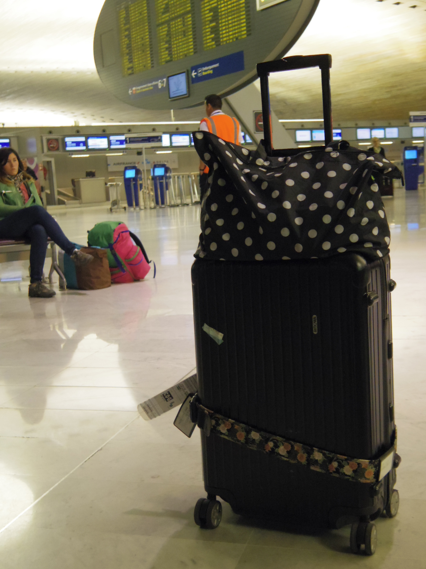 スーツケースやキャリーバッグに簡単に装着出来る軽量のキャリーオンバッグ |